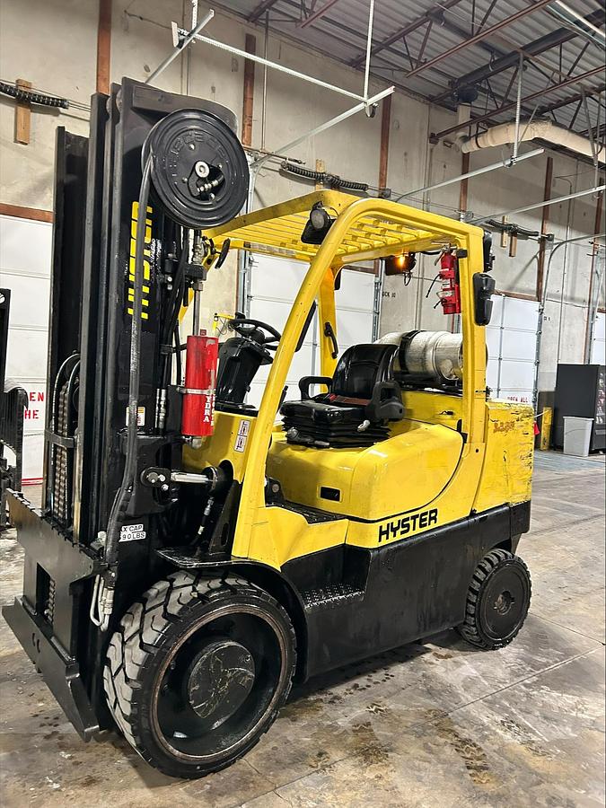 Side view of 2020 Hyster S155FT 15,500 lb cushion forklift with 102/185” TSU mast and LPG power