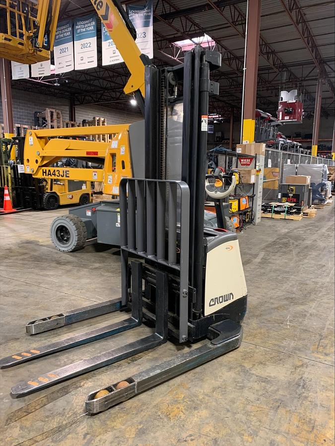 Front angle view of Crown SX3000-40 electric walkie straddle stacker showing 42” forks, adjustable straddle legs, and CSA-certified mast – unit staged in Brampton ON
