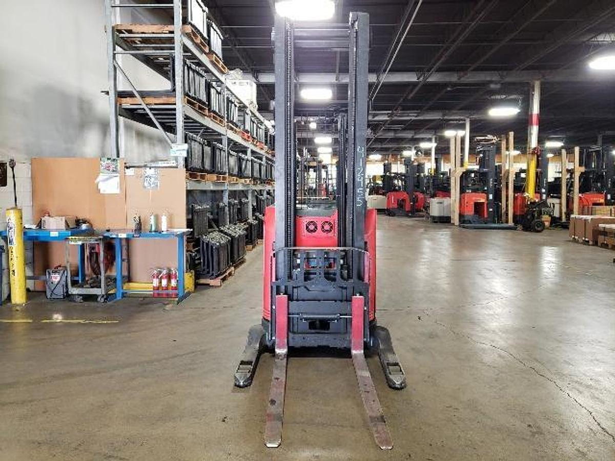 Front view of Raymond 750-R45TT forklift – triple-stage mast, 42” forks, CSA-certified chassis, clamp-ready valve – Premier Lift Equipment Brampton ON
