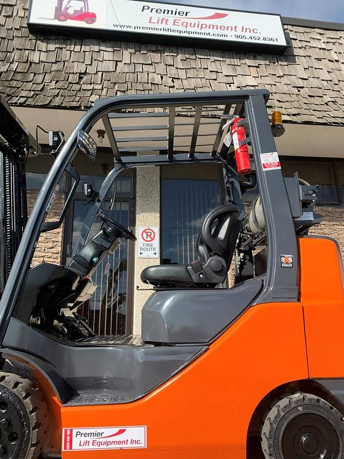 Toyota 8FGCU25 – passenger-side profile – mast, operator station, and propane bracket – CSA-certified cushion tire forklift – Brampton ON