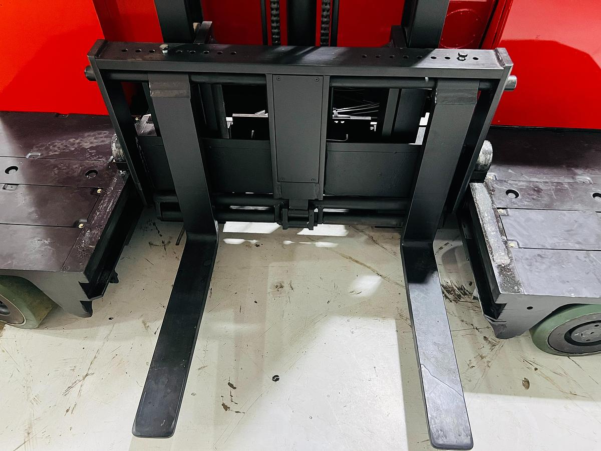 Raymond SL60TN – fork carriage close-up – adjustable spread 9”–39” with auxiliary carriage – CSA certified long-load sideloader – Brampton ON