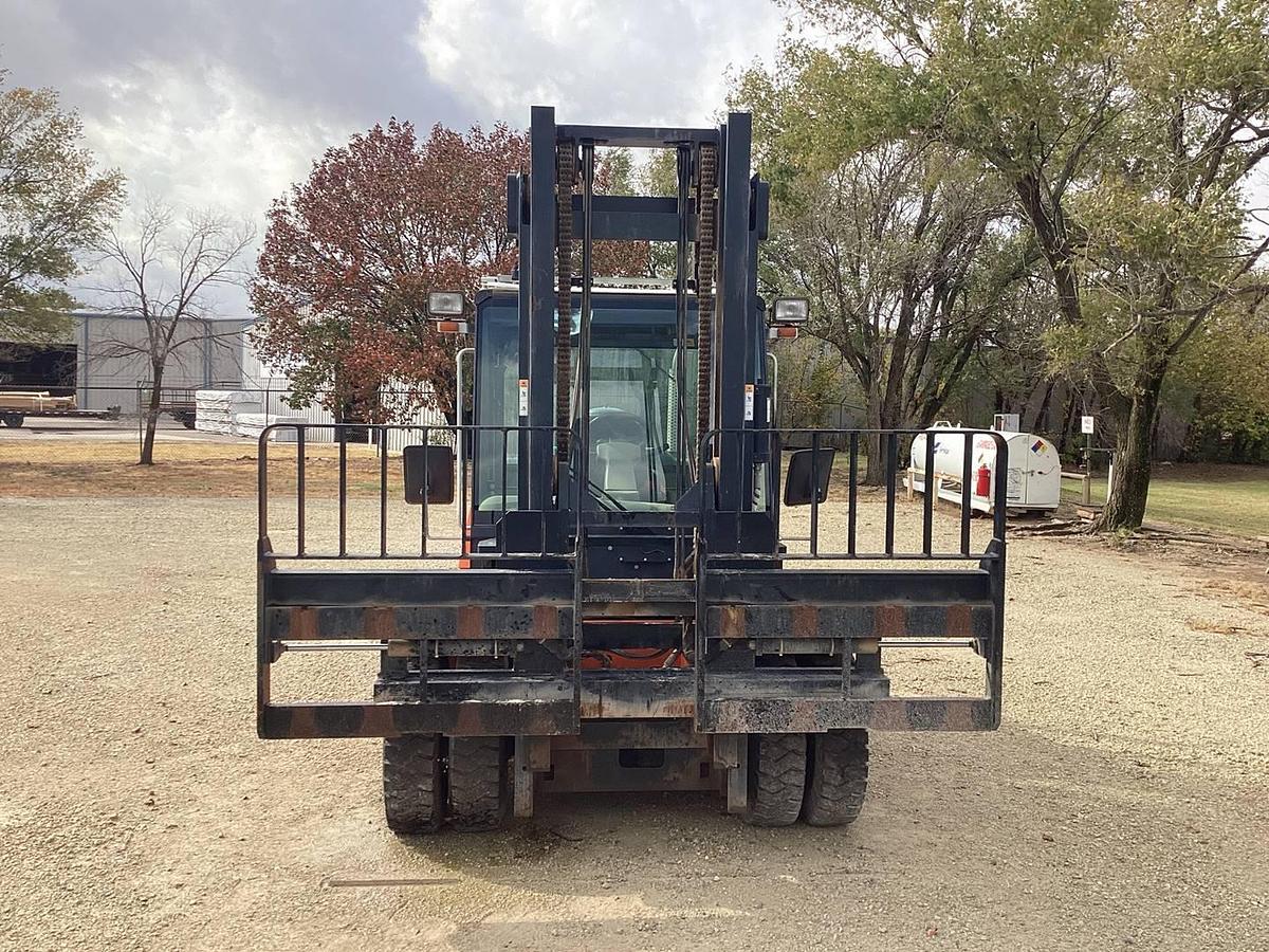 Front angled view showing mast rails, wide carriage and load backrest