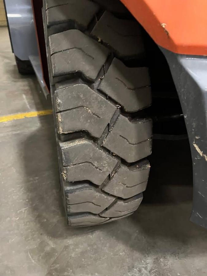 Solid pneumatic treaded tire for outside usage