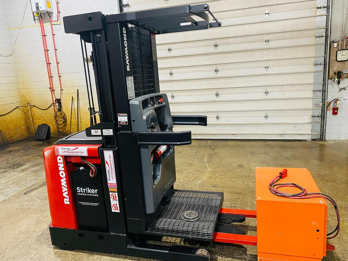 Raymond 550-OPC30TT WG – full side profile – wire guidance chassis and mast – CSA certified stand-up picker – Brampton ON