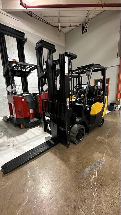 Front angled view showing mast rails and 42” fork tips