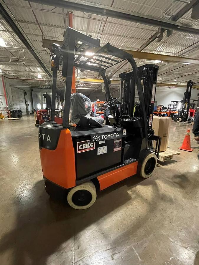Toyota 8FBCU30 – full side profile – triple mast, chassis, and battery compartment – CSA/MOL certified electric forklift – Brampton ON