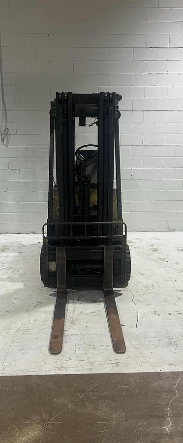 Front view of Budget Hyster E35XL showing forks and 189” triple mast.