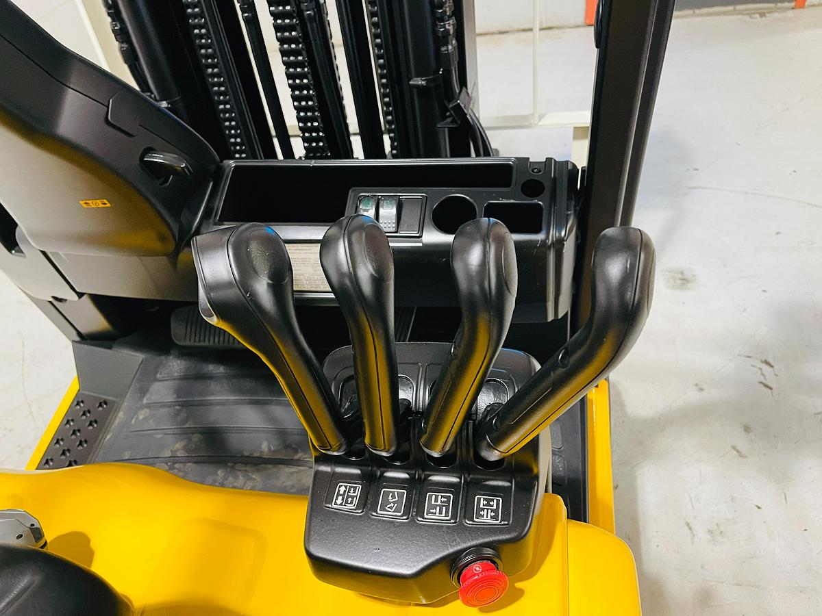Yale ERP040VFN – hydraulic control view – 4-way valve levers and side shift/fork positioner setup – CSA electric forklift – Brampton ON