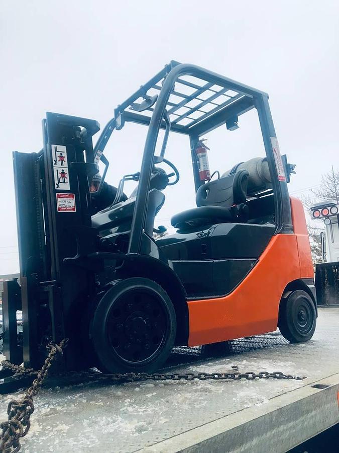 Side profile of refurbished 2018 Toyota 8FGCU25 LPG cushion forklift showing truckers mast, chassis layout, side shift carriage, and cushion tires during Brampton deployment