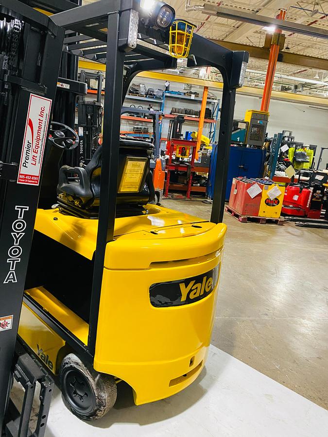 Angled back side view of Yale ERC065VG turret lift truck showing rear chassis, cushion tires, and CSA-certified frame – unit staged in Brampton ON