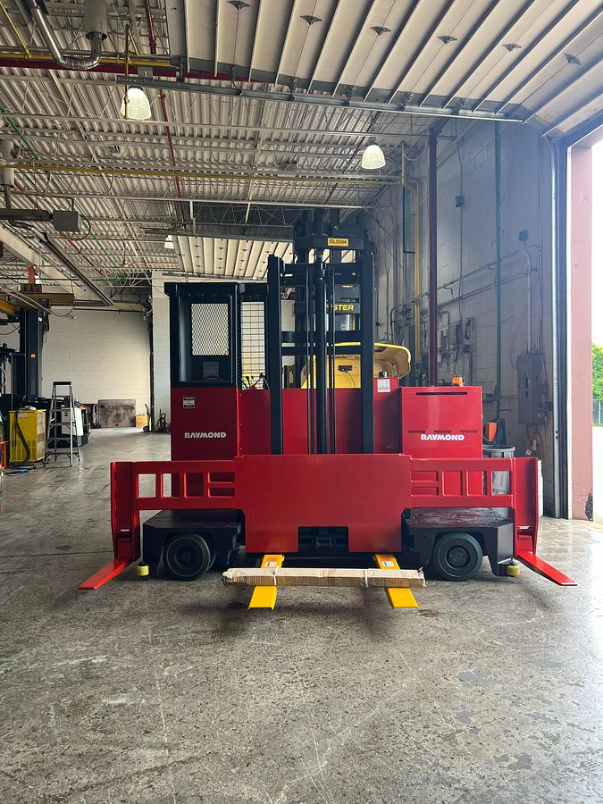 Raymond SL60TN – front view with fork extensions – 42” forks and auxiliary carriage – CSA/MOL certified long-load sideloader – Brampton ON