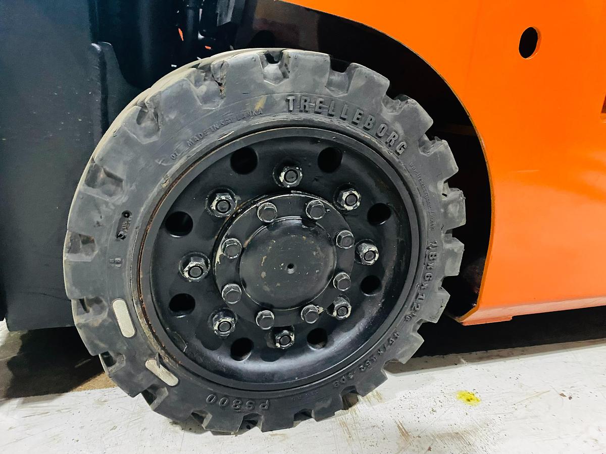 Toyota 8FGCSU20 Right Drive Tire — Cushion Tire — Wheel Assembly