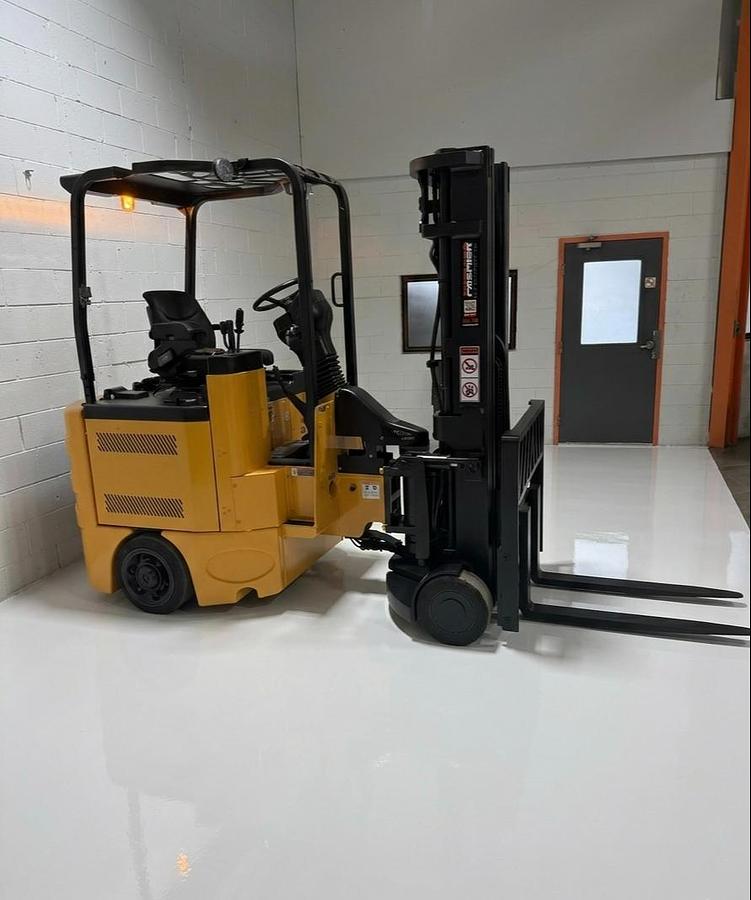 "Side view of refurbished 2019 Bendi B30/42AC180D articulated VNA forklift, CSA/MOL certified, 3,000 lb capacity, 93/216 triple mast, 48V electric"