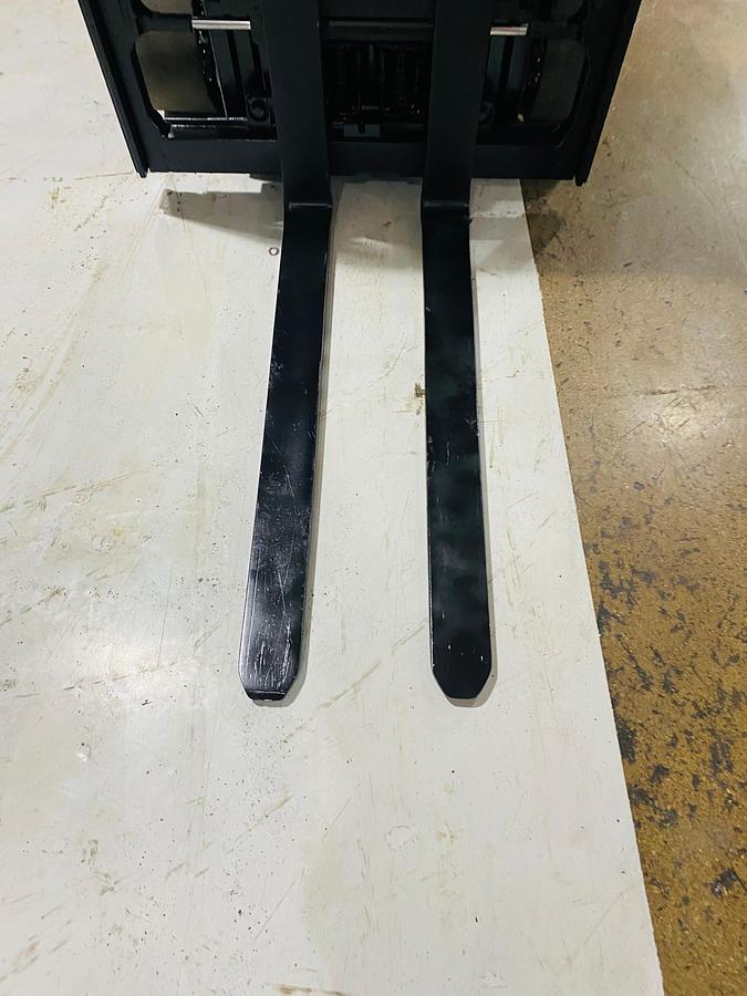 Toyota 8FBE20U – forks and carriage close-up – side shift installed – CSA certified electric forklift – Brampton ON