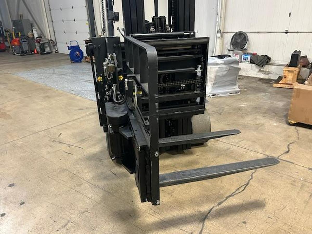 Close‑up view of Superior Swing‑Mast attachment on Toyota 7FBCU35 showing mast rotation mechanism.