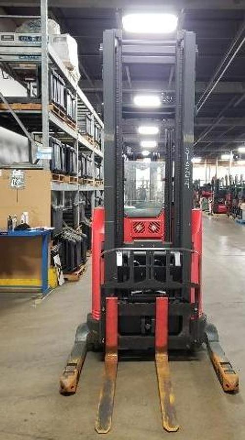 Front angle of Raymond 750‑DR32TT showing mast, forks, and deep‑reach mechanism