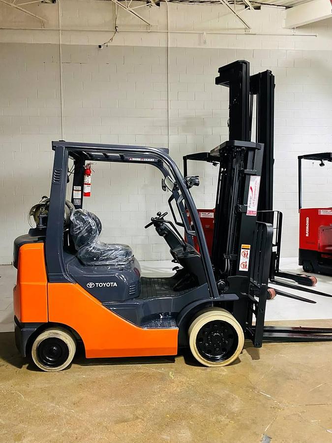 2019 Toyota 8FGCU25 CSA propane forklift Brampton 5000 lb 189” triple mast side shift cushion tires clamp-ready UL/EE fire-safe export-certified