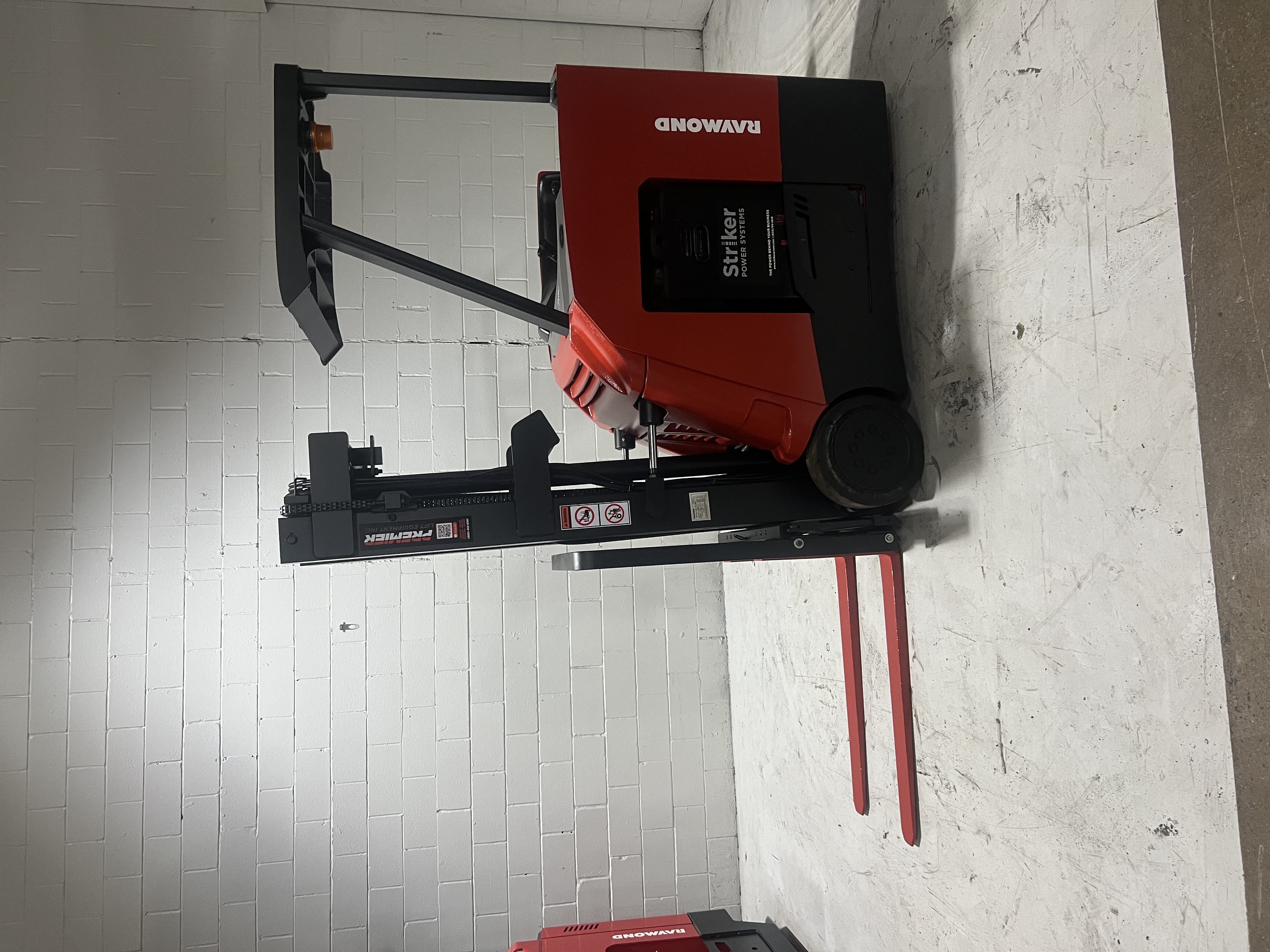 Refurbished 2018 Raymond 425‑C40QM – 4,000 lb CSA Docker Forklift | 258” Quad Mast | Side Shift | 36V | Freezer‑Compatible