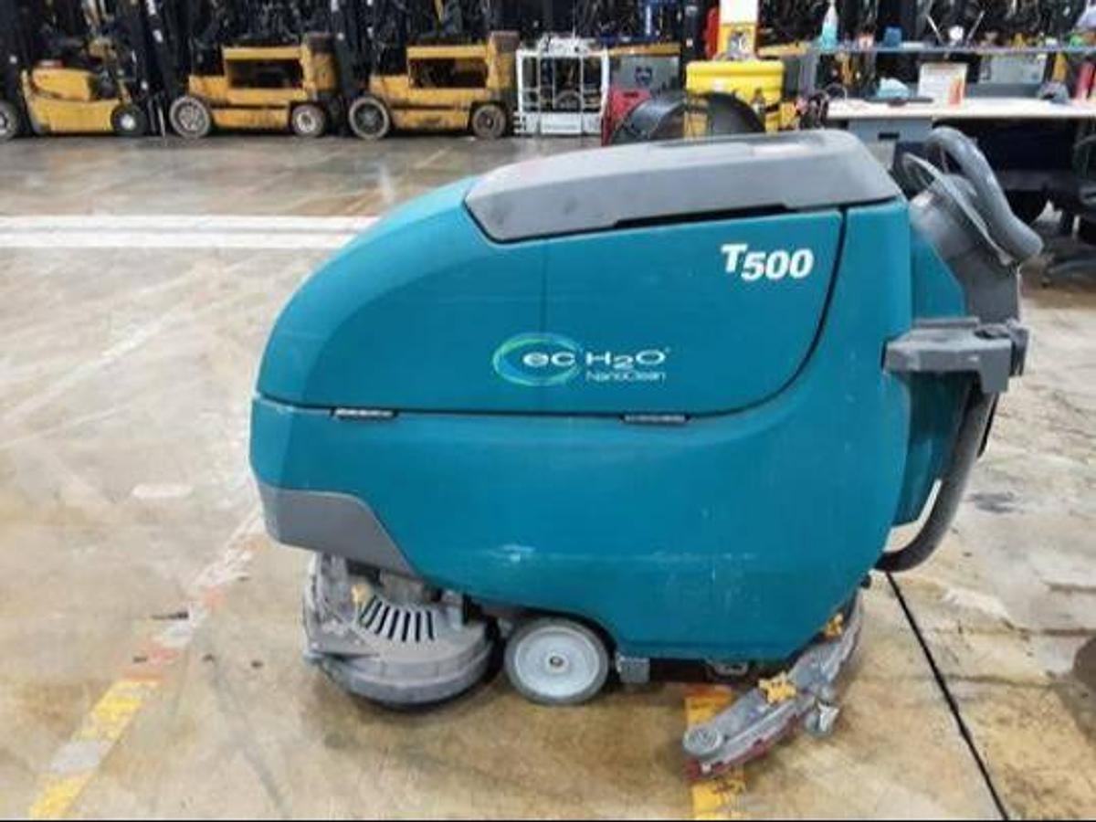 Tennant T500 – side profile – solution tank, rear-wheel assist drive, CSA-certified scrubber – Brampton ON