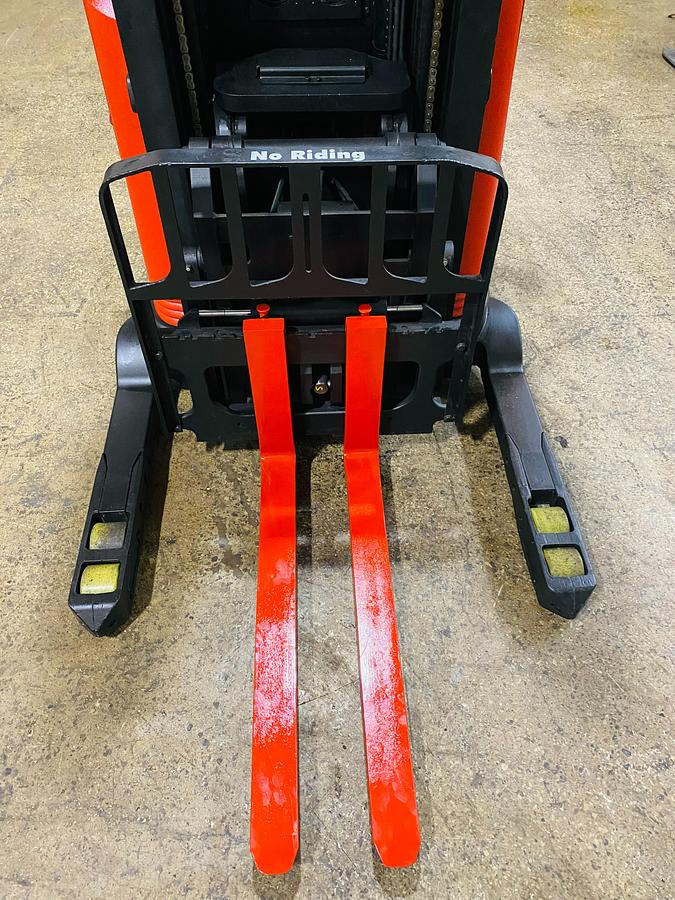 Close-up of pantograph reach mechanism on Raymond 740-DR32TT forklift