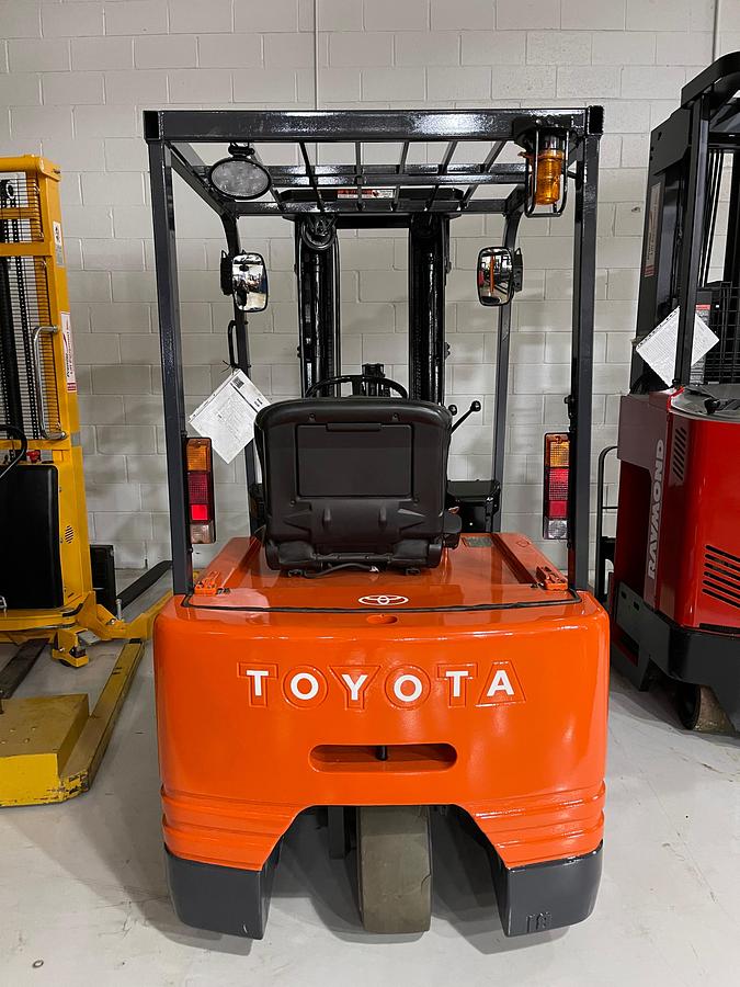 rear view of counterweight and three wheel configuration