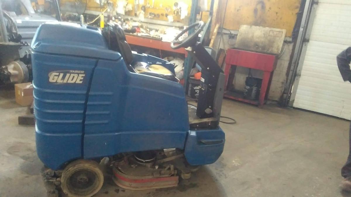 Windsor SG28 – side profile – pad-assist deck, solution tank, CSA/MOL decals – walk-behind electric scrubber – Brampton ON