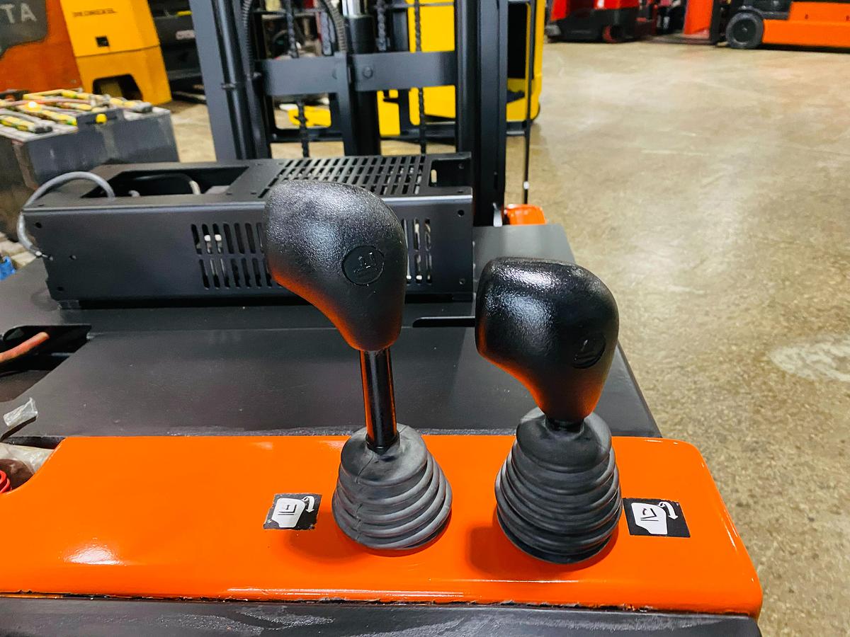 Toyota 6BWC15 – close-up of lift and tilt levers – ergonomic control layout – walkie counterbalance forklift – Brampton ON