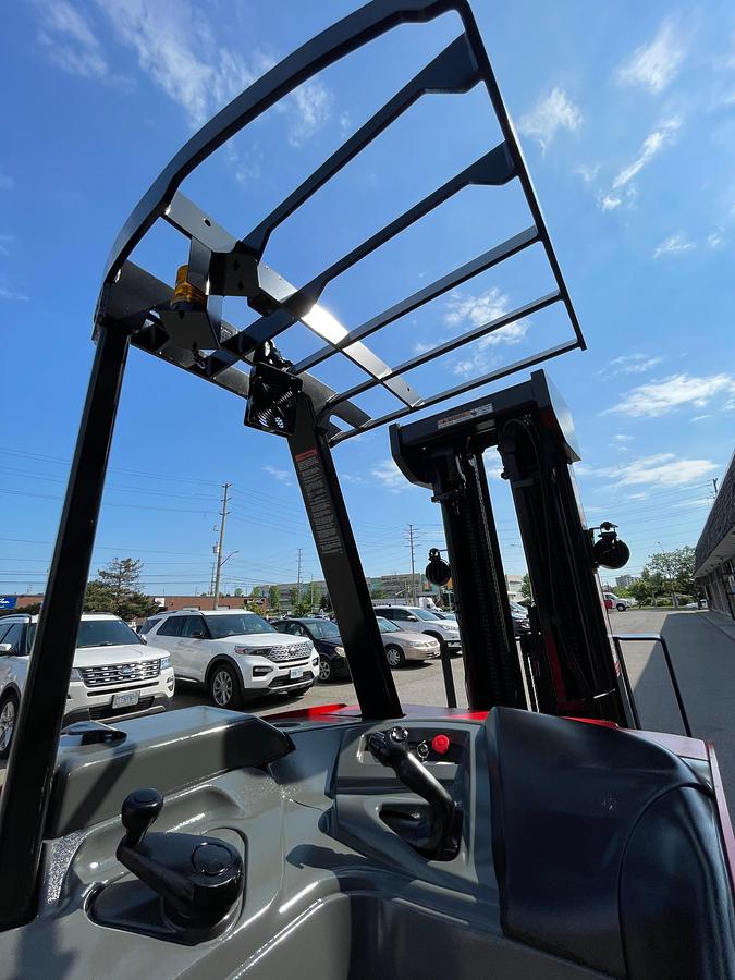 Raymond 425-C50QM – overhead guard close-up – spark-protected frame and mast – CSA/UL certified electric forklift – Brampton ON