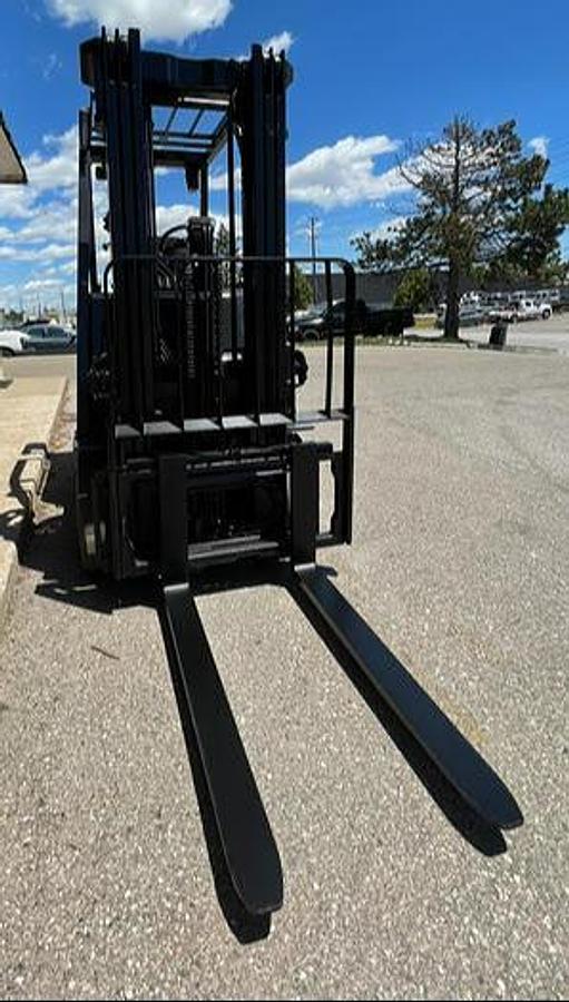 Toyota 8FBCU25 – close-up of mast carriage – 42” forks, load backrest, and clamp-ready hydraulics – CSA/UL electric forklift – Brampton ON