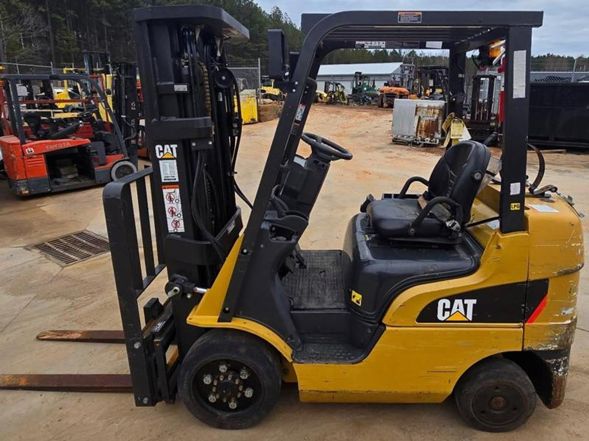 2021 Caterpillar 2C5000 cushion forklift – side view – 5,000 lb LP gas – 187” 3‑stage mast – side‑shift – 2,368 hours – CSA‑ready – Brampton ON