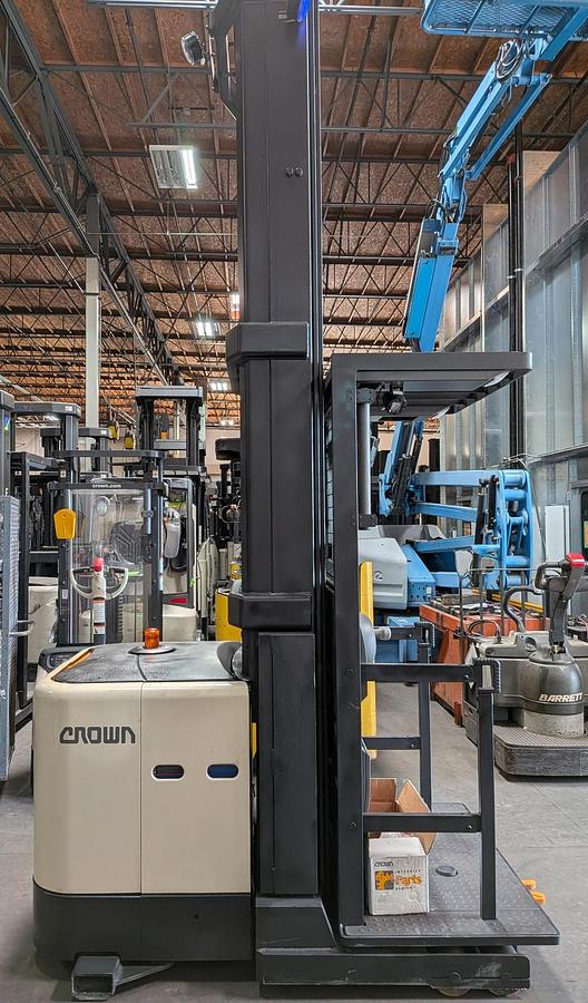 2020 Crown SP3520‑30 order picker – CSA‑certified 3,000 lb electric unit with 149/348” TSU mast – Brampton ON