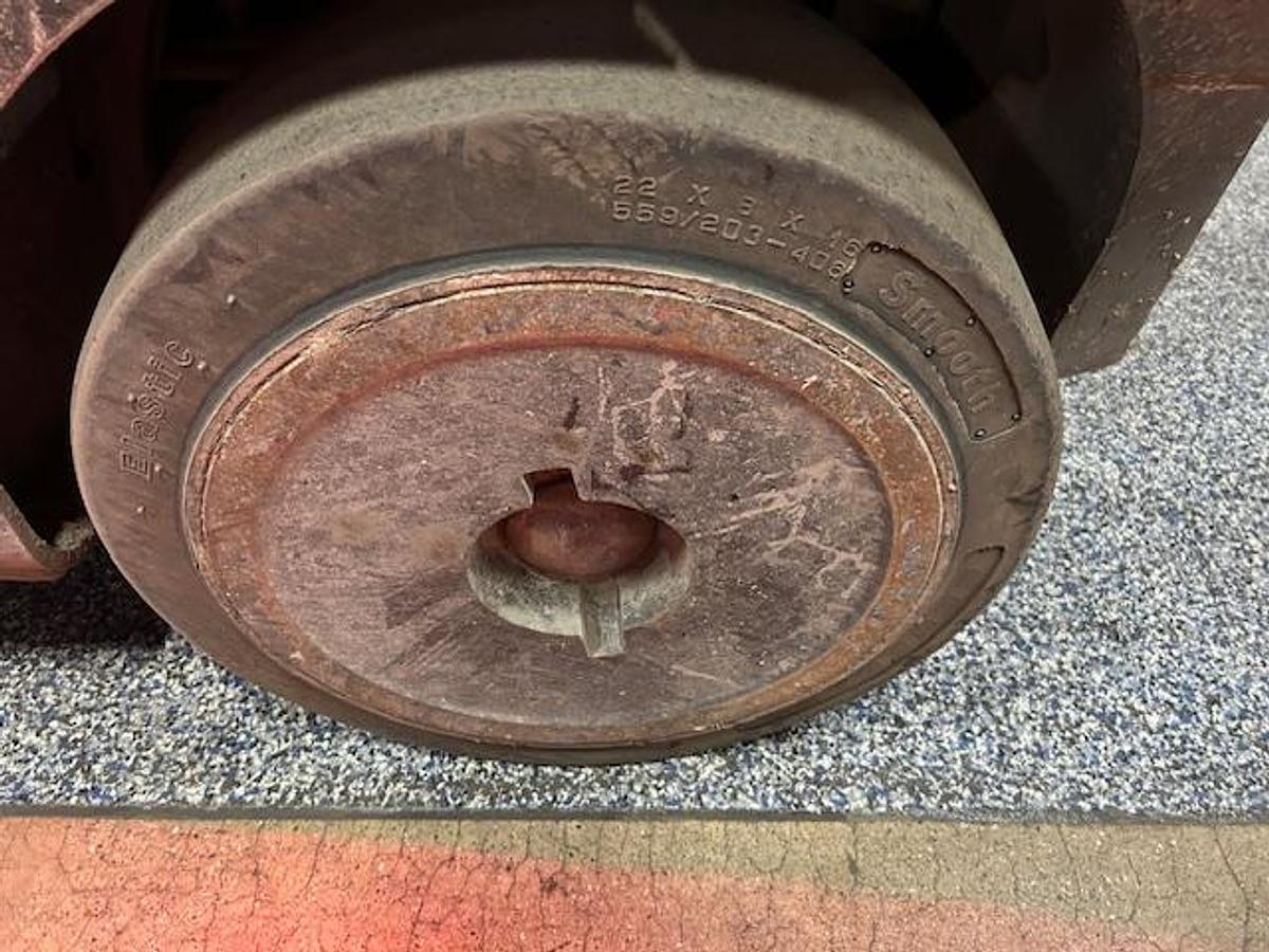 Hyster S155FT – close-up of smooth cushion drive tire – indoor traction tread – CSA-certified propane forklift – Brampton ON