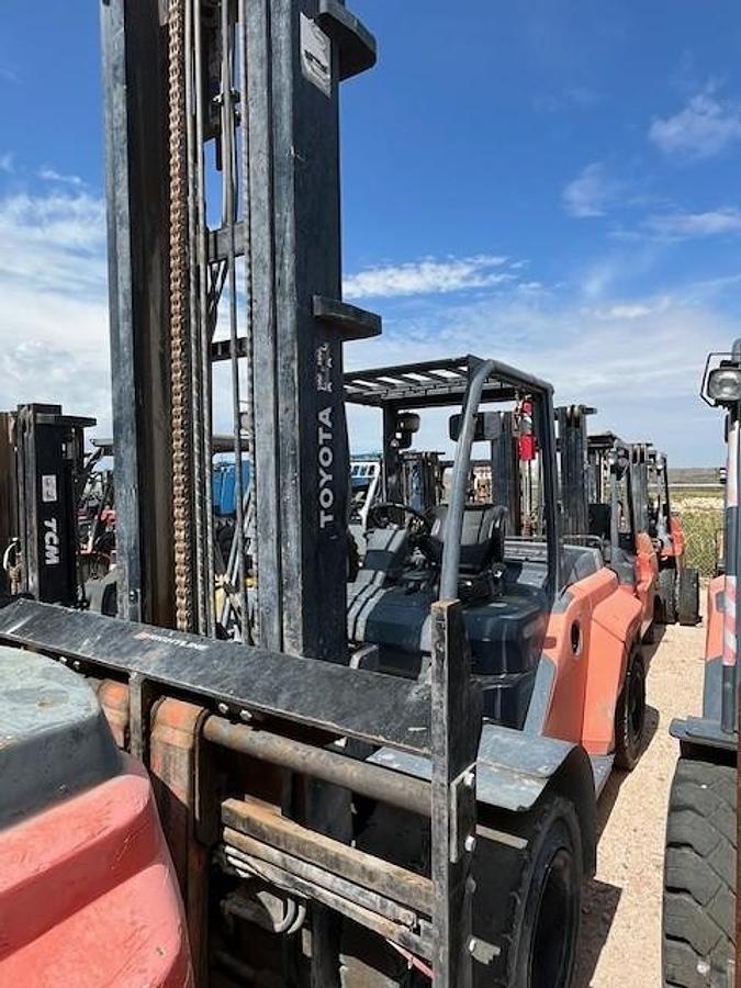 Front angle close-up on carriage and mast—ideal for showcasing CSA/MOL inspection readiness.