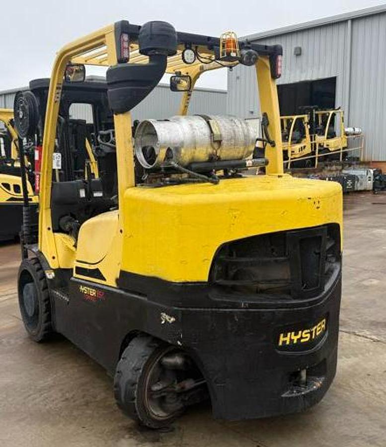 Hyster S155FT – passenger-side rear angle – counterweight, propane tank bracket, and cushion tires – CSA-certified propane forklift – Brampton ON
