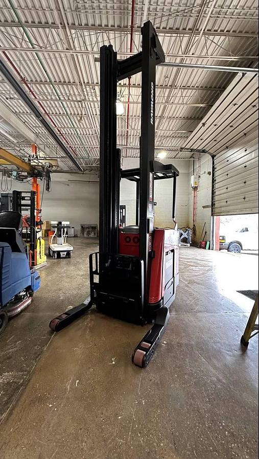 Front angled view showing mast rails and reach mechanism