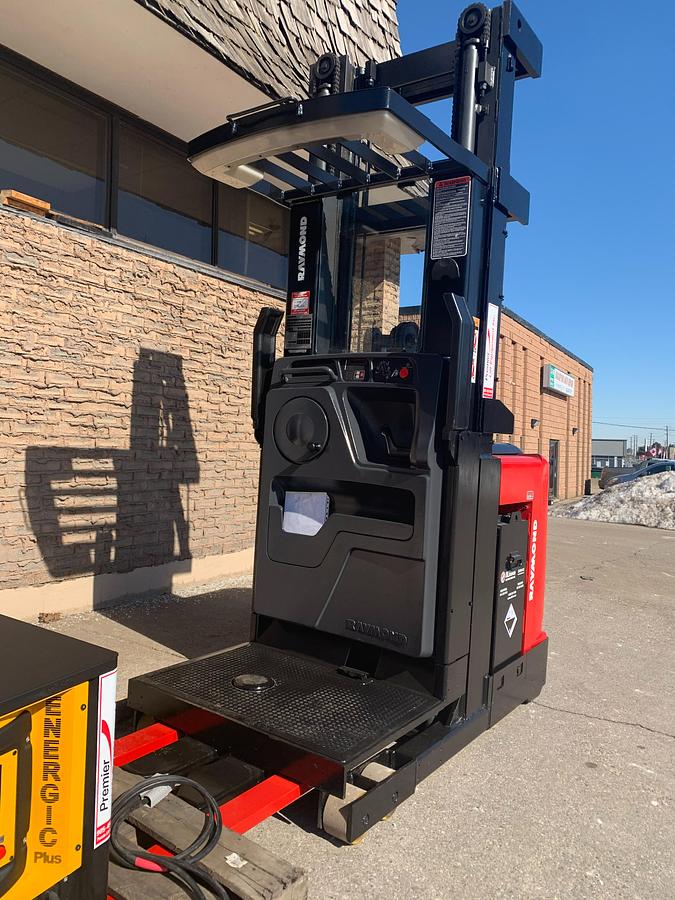 Raymond 550-OPC30TT WG – front mast angle with charger – triple mast and battery charger pairing – CSA/MOL certified picker – Brampton ON