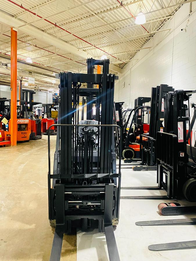 Toyota 8FGCU18 – close-up of triple mast – lift chains, tilt cylinders, and fork positioner – CSA-certified propane forklift – Brampton ON