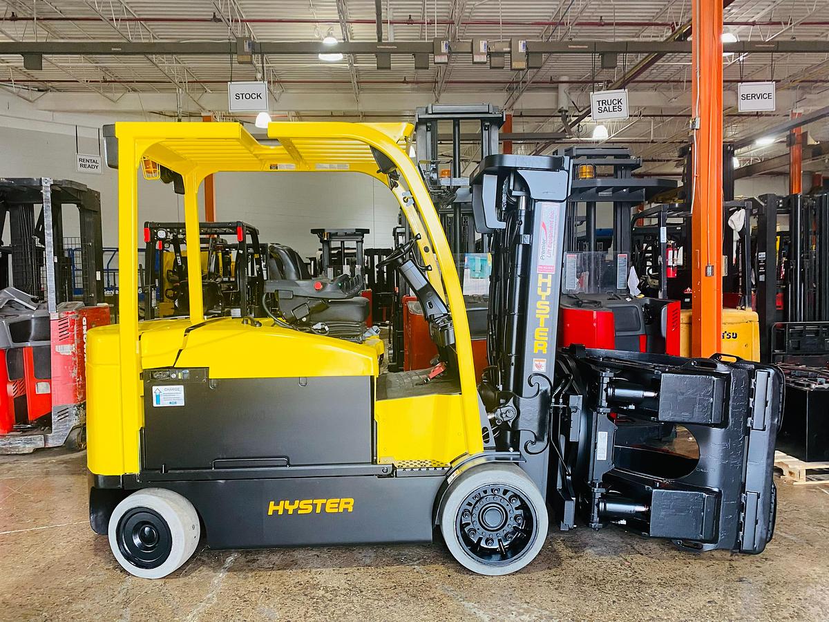 Hyster E120XN – full side profile – triple mast, clamp carriage, and cushion tires – CSA-certified electric forklift – Brampton ON