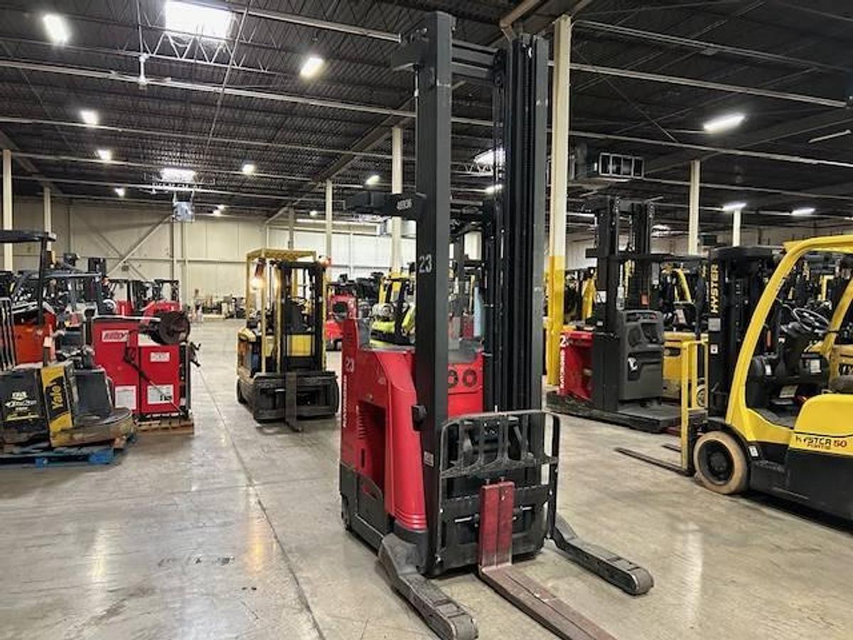 Front angled view showing mast rails and fork tips