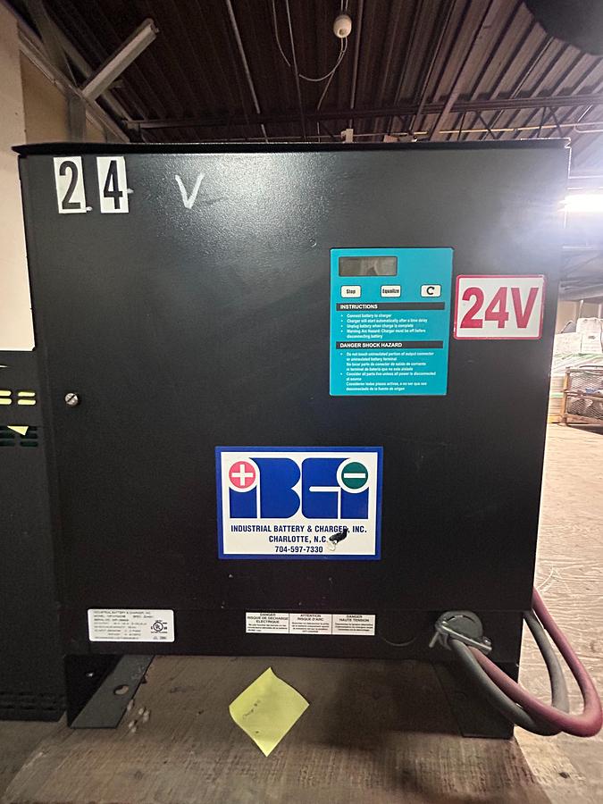 24V 124A industrial forklift battery charger, CSA‑ready, floor‑mount unit with SB connector and LED indicators
