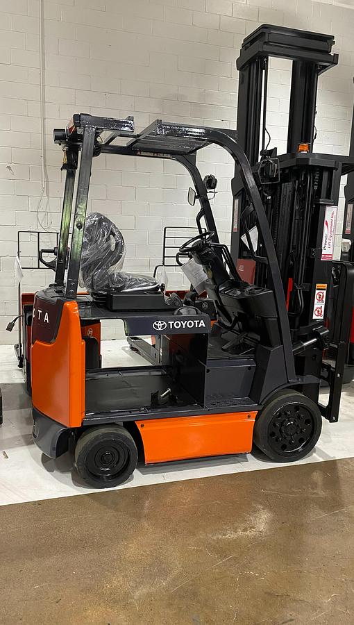 2016 Toyota 8FBCHU25 electric forklift – side view – 5,000 lb capacity – 189 inch triple mast – 48V electric – cushion tires