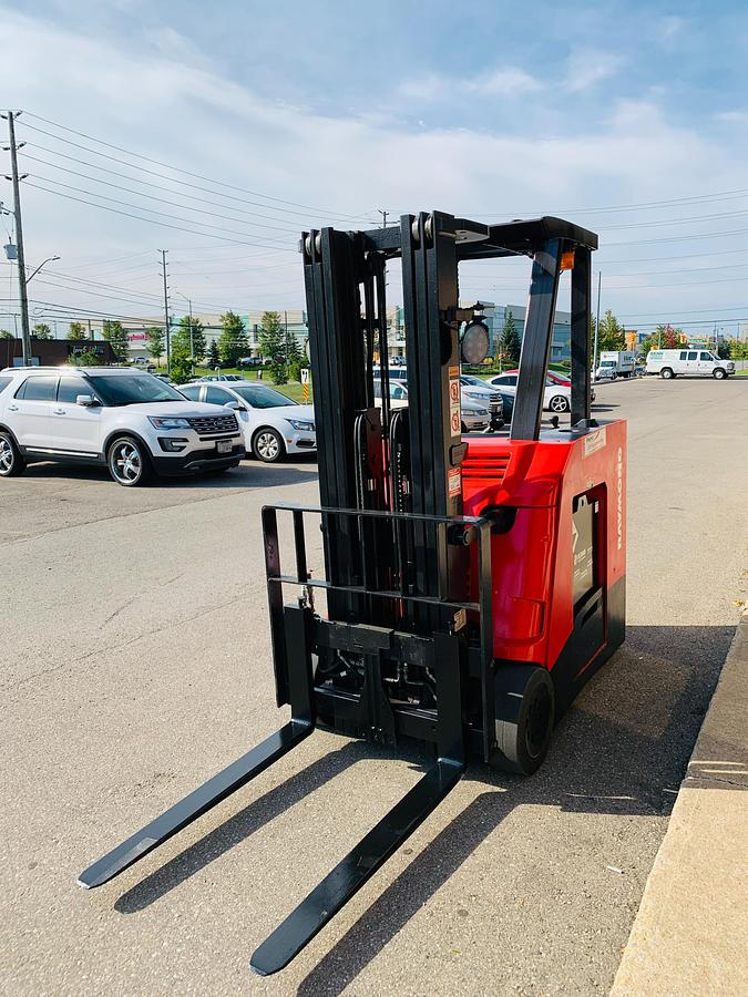 Counterbalanced Reach Mast – Raymond 425-C40QM | 4,000 lb Capacity | Quad Mast 92/258 | Side Shift Forks