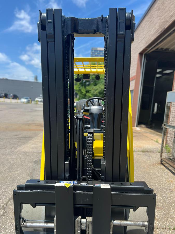 Hyster S120FT – front view of triple mast – integral fork positioner and carriage – CSA-certified propane forklift – Brampton ON