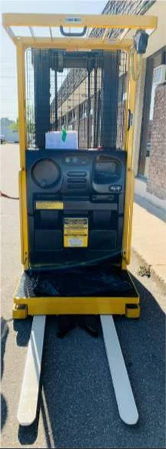 Yale OS030EFN – front view – forks, mast, and anti-slip operator platform – CSA certified electric forklift – Brampton ON