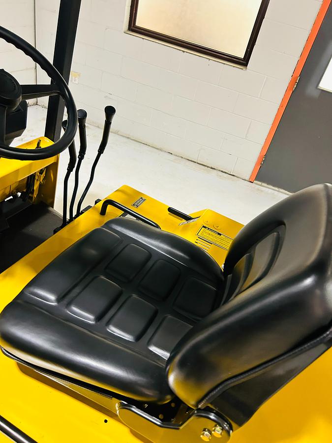 Caterpillar FC40 – operator seat close-up – ergonomic cushion seat with restraint system – CSA electric forklift – Brampton ON