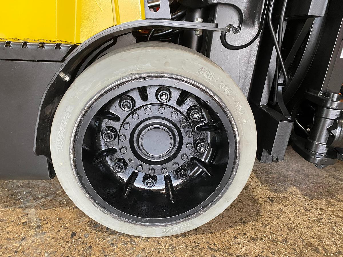 Hyster E120XN – close-up of non-marking smooth drive tire – cushion tread – CSA-certified electric forklift – Brampton ON