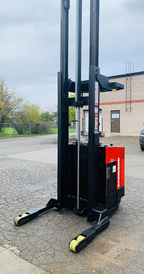 Front view of Raymond ET‑R40TT Budget reach truck — mast, carriage, and poly tires.