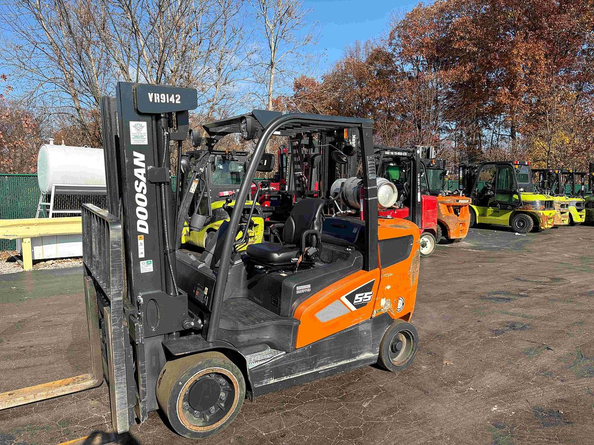 Side view of 2021 Doosan GC55C‑9 12,000 lb cushion tire LPG forklift with 86/180 TSU mast