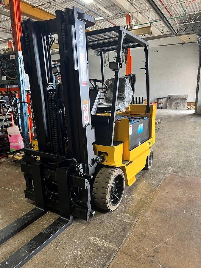 Front mast view showing 3-stage mast and fork positioner