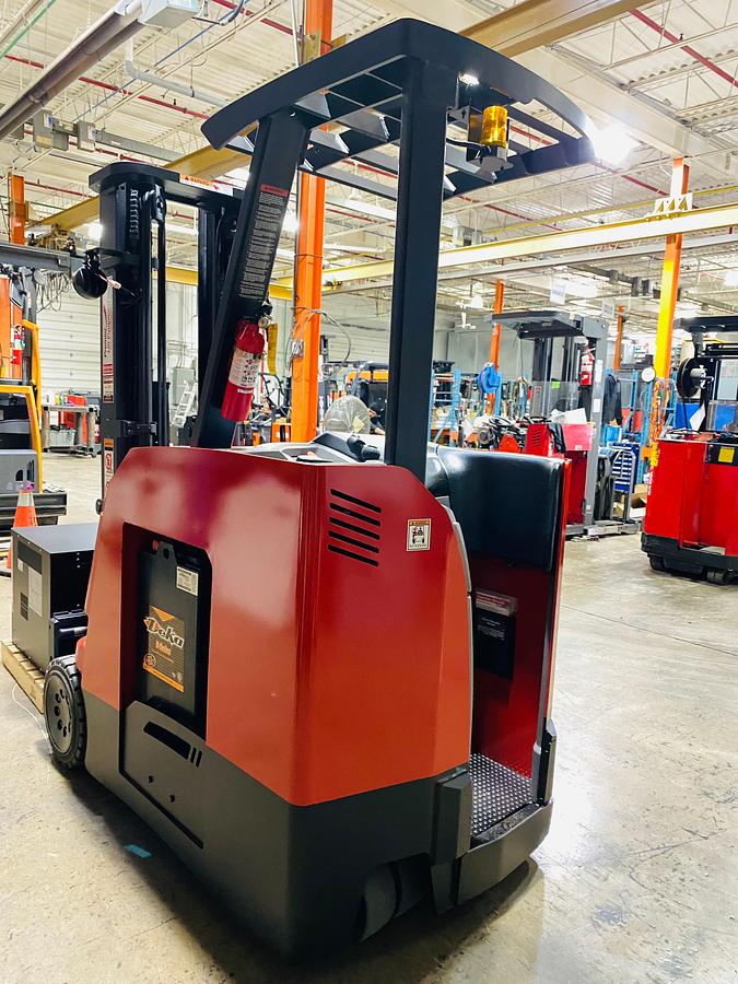 Raymond 425-C40TT – rear corner view – dockstock chassis and counterweight – CSA/MOL certified stand-up forklift – Brampton ON